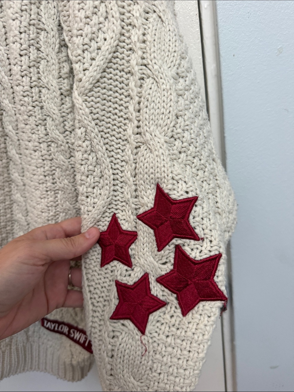 Taylor Swift Cream Cable Knit Cardigan with Red Star Patches - Picture 6 of 11